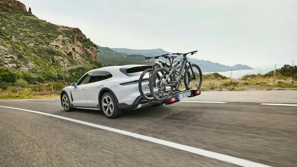 In den Urlaub mit dem Dienstwagen. Privatfahrten mit dem Firmenwagen müssen mit dem Arbeitgeber eindeutig geklärt sein.