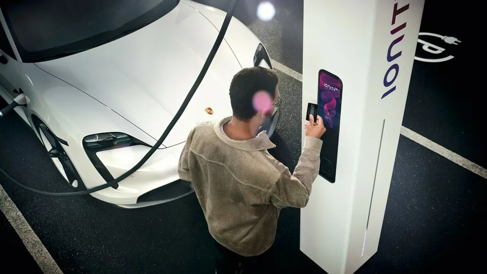 Das Angebot an Elektroautos wird immer größer, die Ladezeiten sind heute oftmals noch eine Hürde.