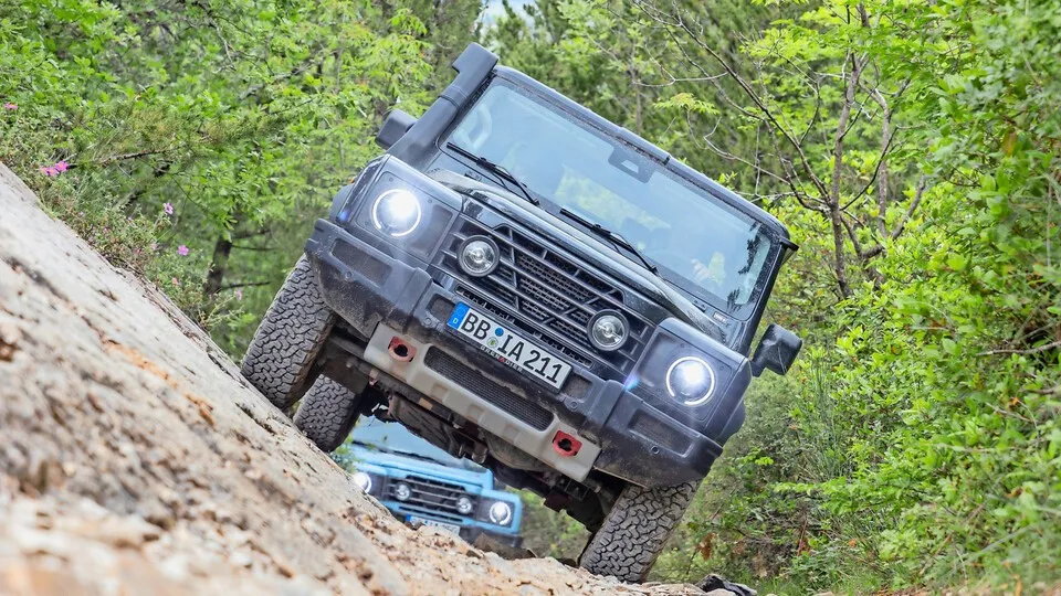 Der Ineos Grenadier Quartermaster ist ein Pick-up, der Arbeitsmaterial überall hinbringt. Hier steuert bfp-Chefredakteur Sven Eisenkrämer den Pick-up über einen Felsenpfad, um die Offroad-Tauglichkeit selbst zu erleben und zu bewerten.