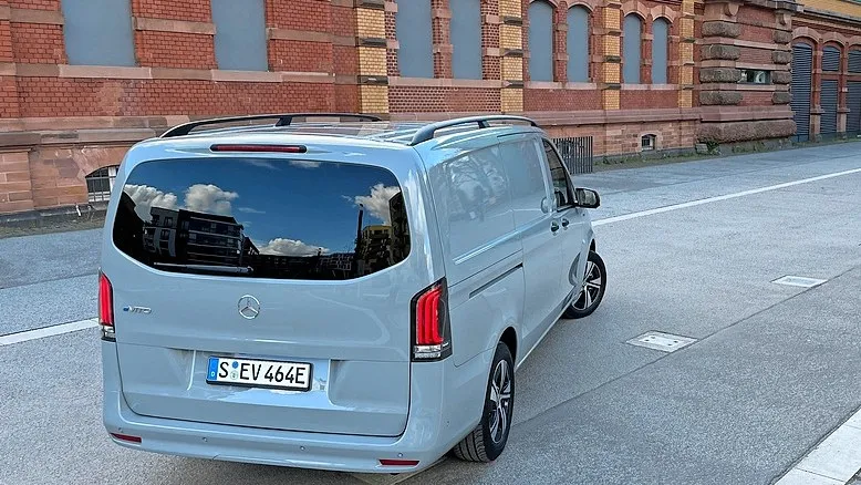 Der e-Vito ist zwar modernisiert, bleibt aber seinem bisherigen Design treu.