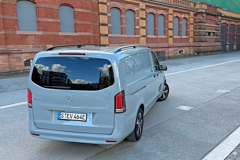 Der e-Vito ist zwar modernisiert, bleibt aber seinem bisherigen Design treu.