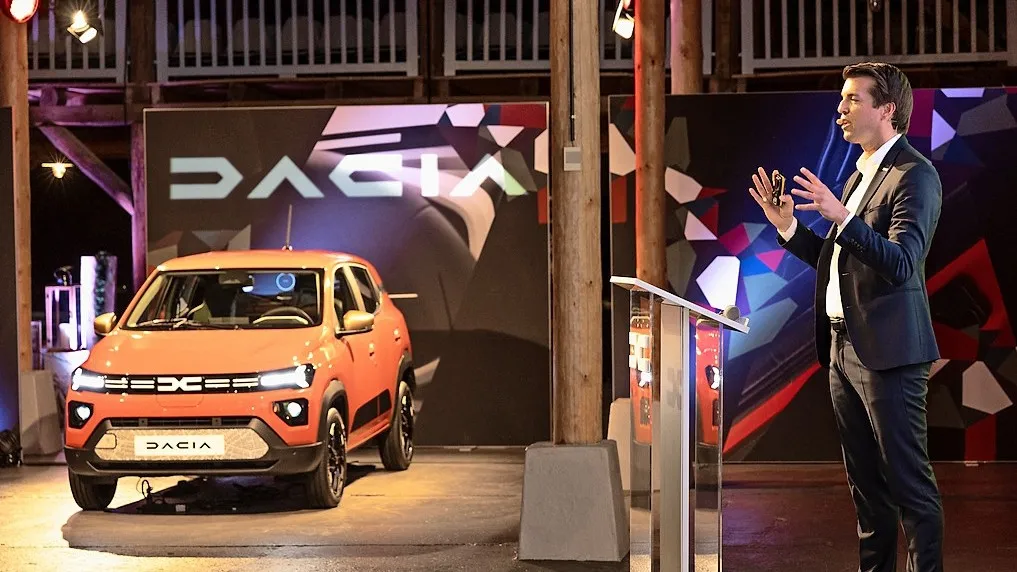 Dacia Deutschland-Chef Thilo Schmidt bei der Premiere des Dacia Spring, die überraschenderweise im Rahmen einer Fahrvorstellung des neuen Dacia Duster stattfand.