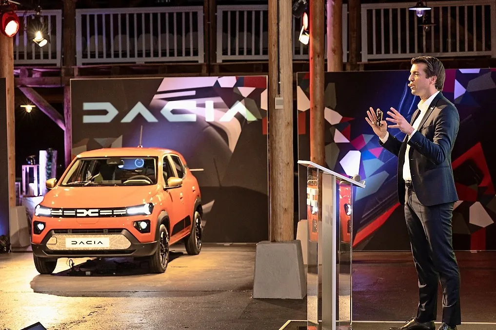 Dacia Deutschland-Chef Thilo Schmidt bei der Premiere des Dacia Spring, die überraschenderweise im Rahmen einer Fahrvorstellung des neuen Dacia Duster stattfand.