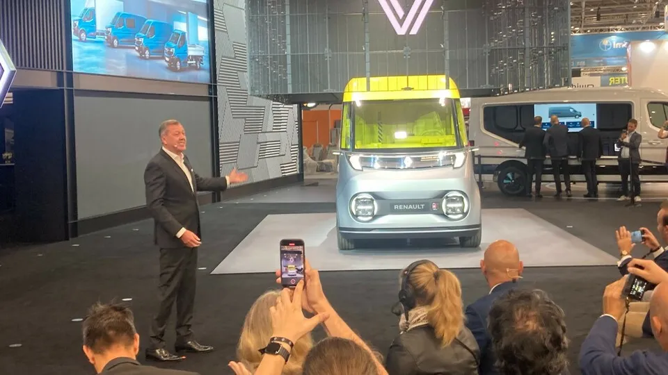 Auf der IAA Transportion 2024 in Hannover stellte Heinz-Jürgen Löw, Senior Vice President Renault Nutzfahrzeuge, das Estafette Concept dem Messepublikum vor.