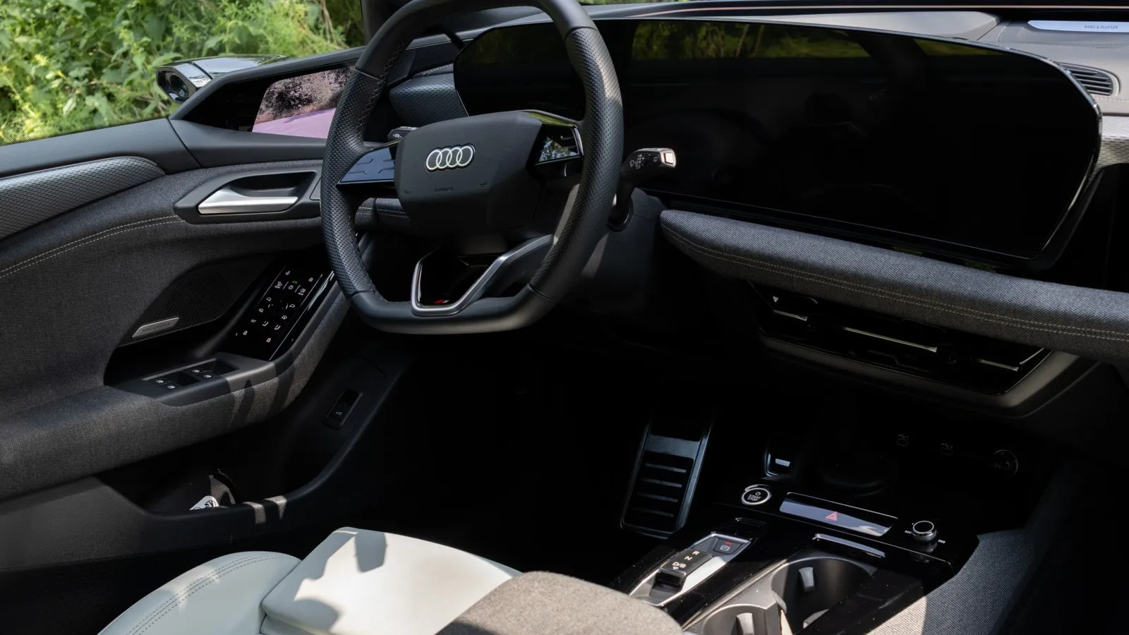 Das Cockpit des A6 Avant e-tron performance (2025) wird dominiert von zahlreichen Bildschirmen.