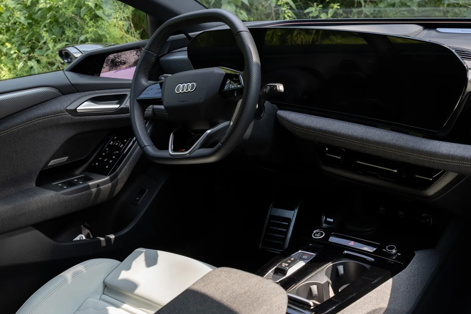 Das Cockpit des A6 Avant e-tron performance (2025) wird dominiert von zahlreichen Bildschirmen.