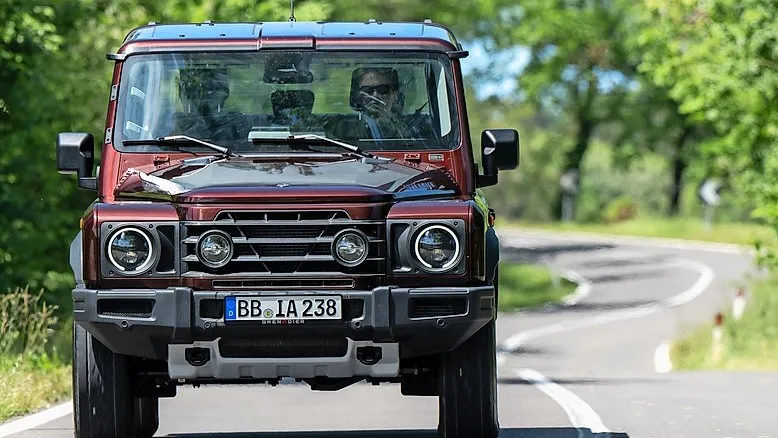Eigentlich ein Fahrzeug für abseits aller befestigten Wege. Aber auch auf der Straße macht der Quartermaster was her.