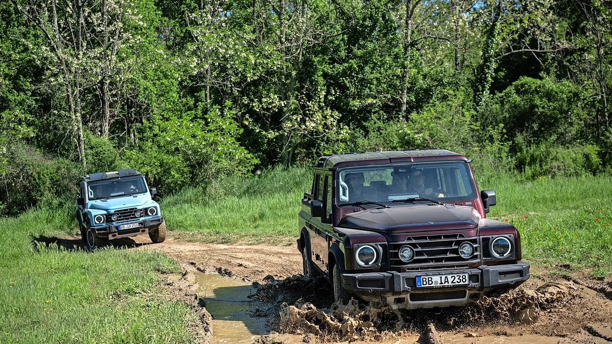 Auch Schlammlöcher machen ihm wenig aus: Der Grenadier Quartermaster ist ein echter Offroader und hat eine Wattiefe von 80 Zentimetern.