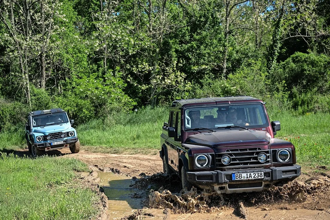 Auch Schlammlöcher machen ihm wenig aus: Der Grenadier Quartermaster ist ein echter Offroader und hat eine Wattiefe von 80 Zentimetern.