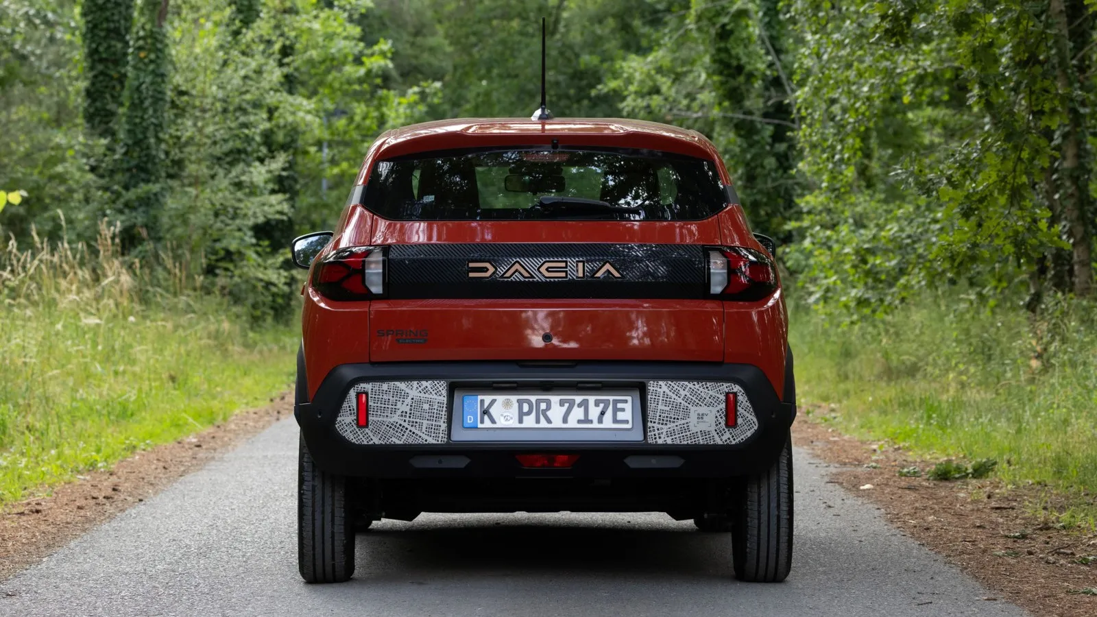 Vorne wie hinten hat der neue Dacia Spring leichte Designänderungen erfahren, darunter zum Beispiel schwarze Streifen.