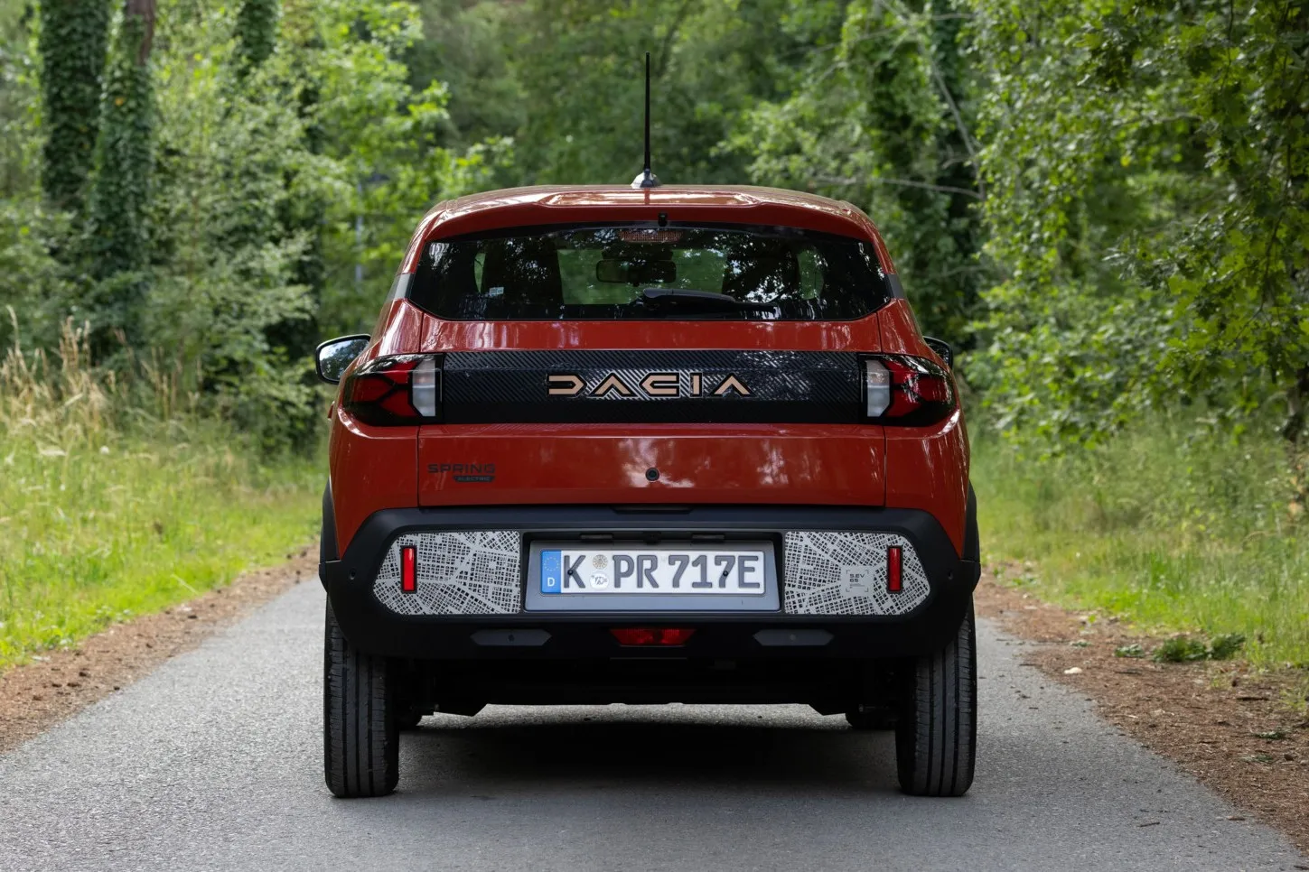 Vorne wie hinten hat der neue Dacia Spring leichte Designänderungen erfahren, darunter zum Beispiel schwarze Streifen.