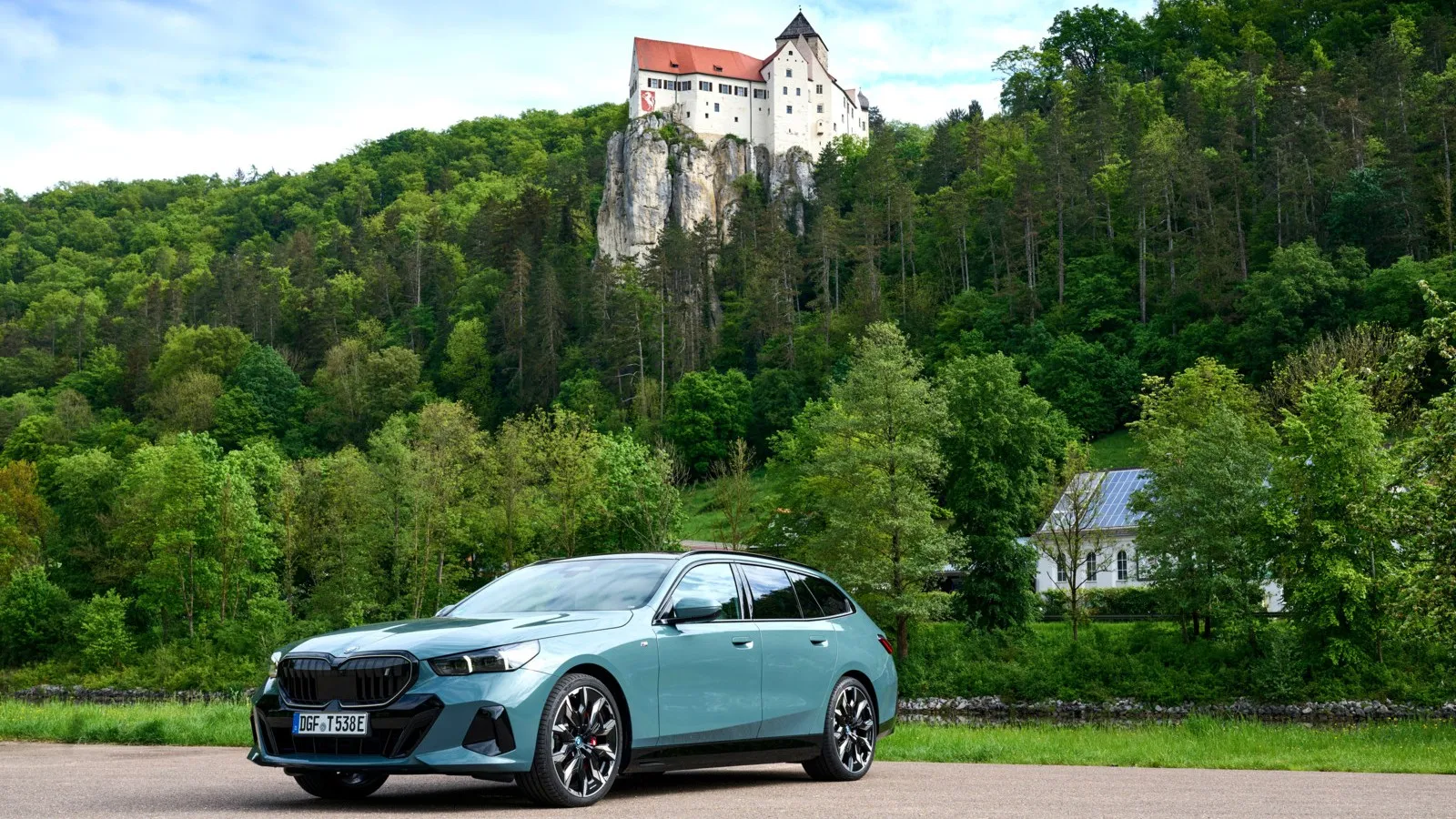 Teilautomatisiertes Fahren ist mit dem i5 Touring auf Level 2+ möglich – inklusive Spurwechsel samt selbstständigem Blinker setzen. Die Fahrhilfe funktioniert sogar auch mit Sonnenbrille.