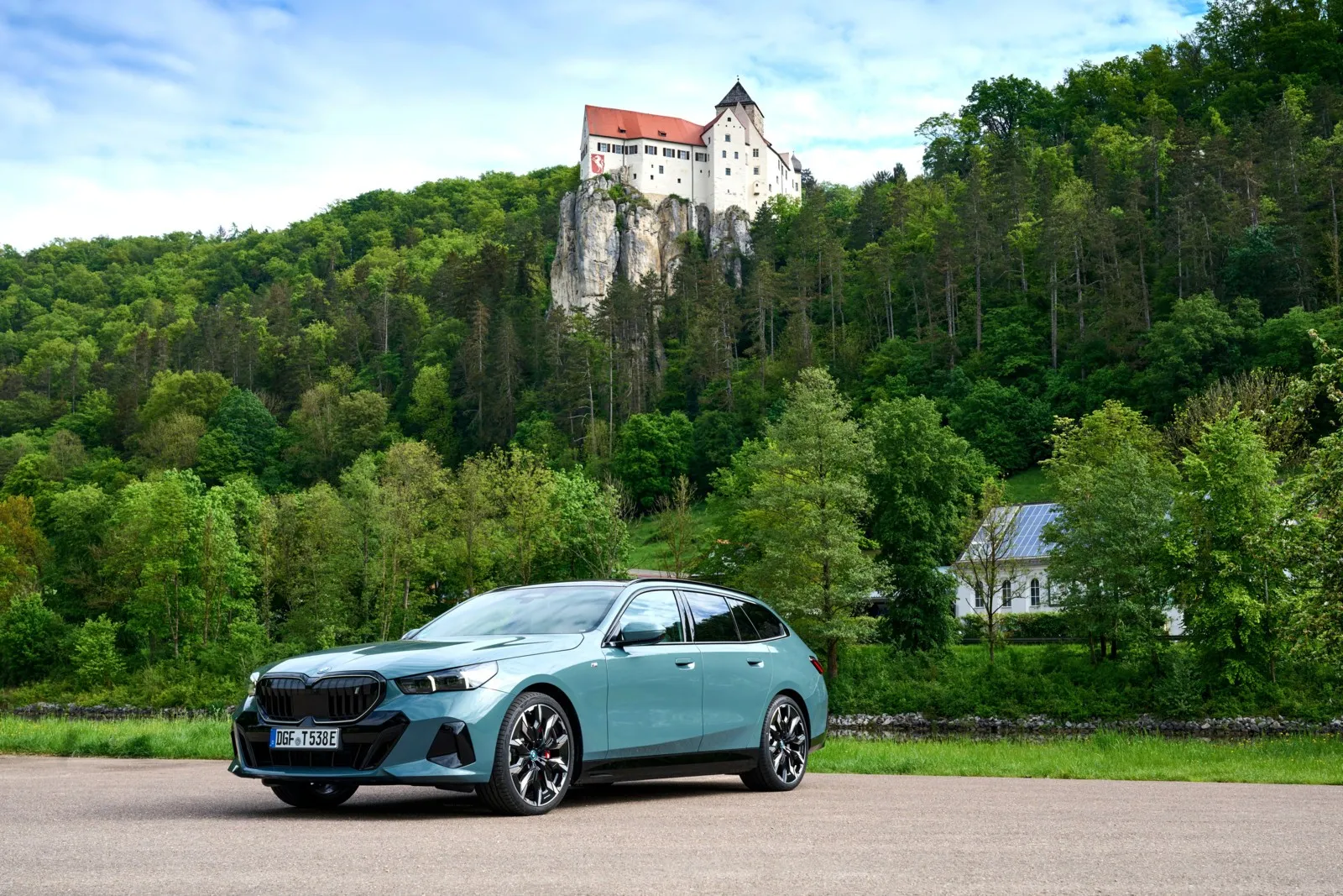 Teilautomatisiertes Fahren ist mit dem i5 Touring auf Level 2+ möglich – inklusive Spurwechsel samt selbstständigem Blinker setzen. Die Fahrhilfe funktioniert sogar auch mit Sonnenbrille.