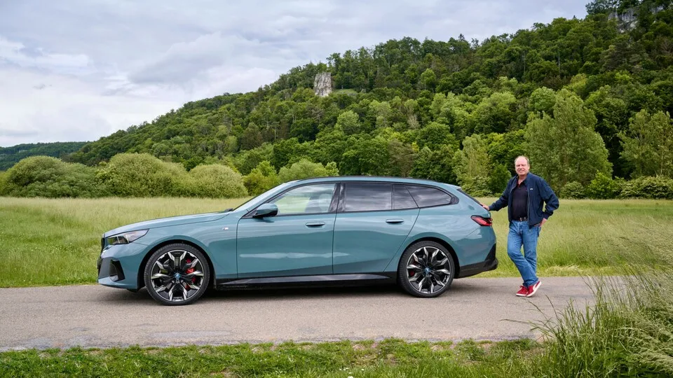 Der i5 Touring ist BMWs erster rein elektrischer Kombi und mit Reichweiten zwischen 441 und 560 Kilometern (WLTP) auch langstreckentauglich.