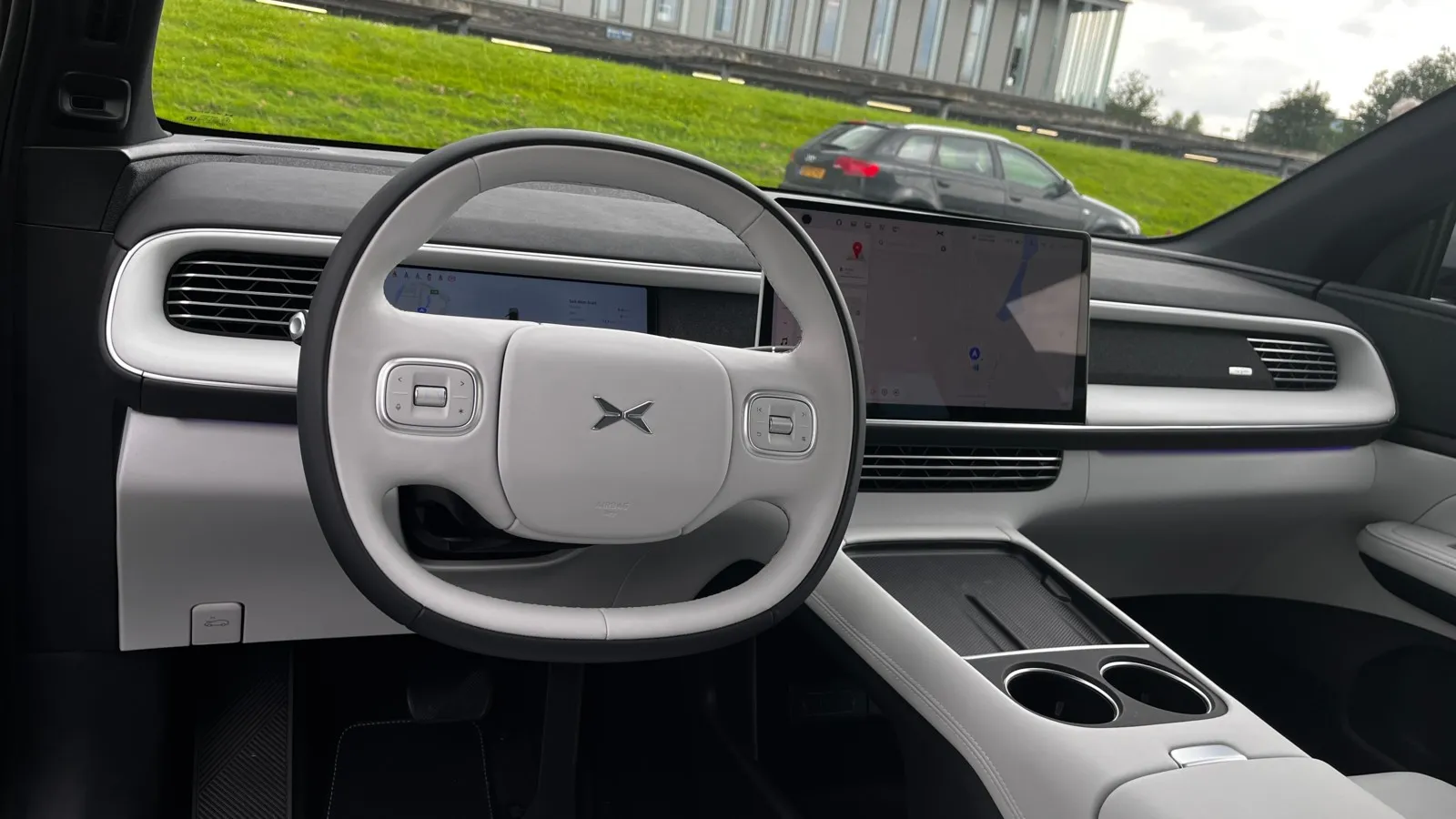 Minimalistisch ist das Cockpit des Xpeng G6 designt.