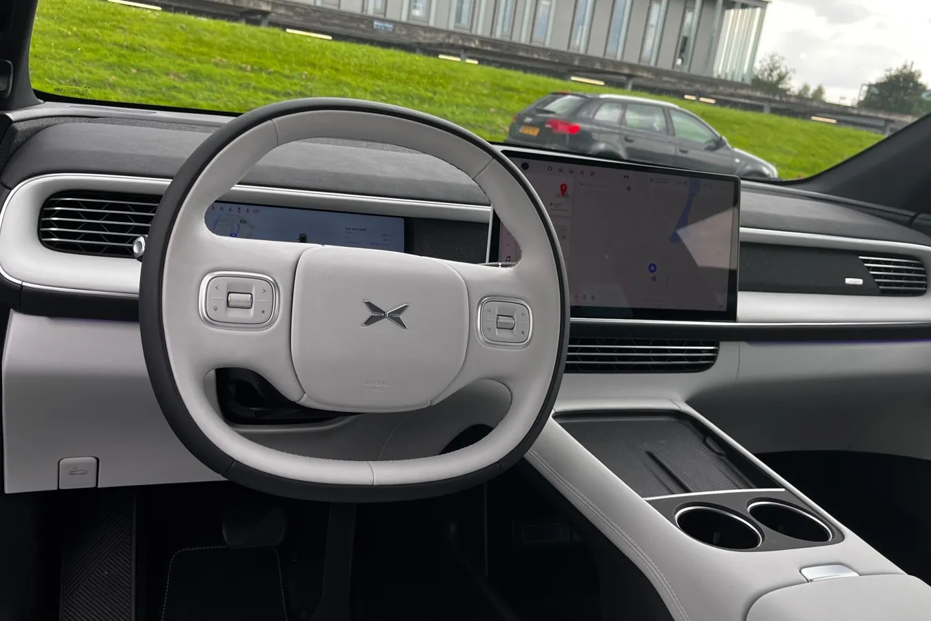 Minimalistisch ist das Cockpit des Xpeng G6 designt.