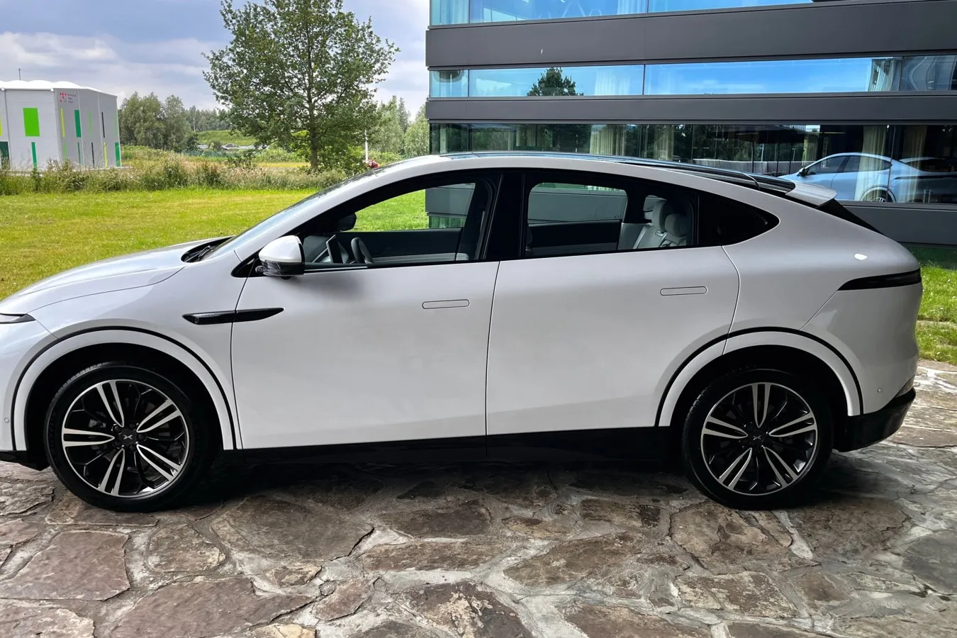 Mit einer Länge von 4,75 Metern und einem Radstand von 2,89 Metern bietet das geräumige SUV-Coupé viel Beinfreiheit für Mitfahrer.
