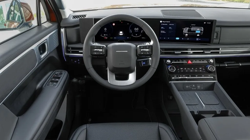 Das volldigitalisierte, panoramaartige Curved Display fällt ins Auge. Bei der Innenraumausstattung hat Hyundai unter anderem auch auf nachhaltige Materialien gesetzt. So sollen z. B. recycelte Fischernetze in der Rücksitzbank verarbeitet worden sein.
