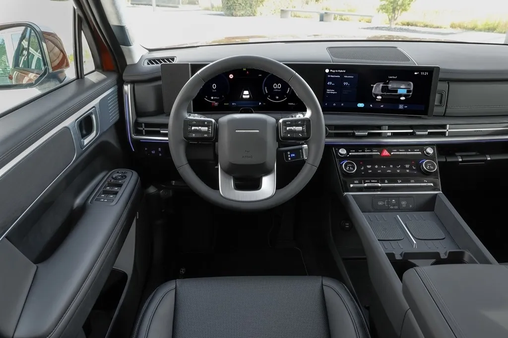 Das volldigitalisierte, panoramaartige Curved Display fällt ins Auge. Bei der Innenraumausstattung hat Hyundai unter anderem auch auf nachhaltige Materialien gesetzt. So sollen z. B. recycelte Fischernetze in der Rücksitzbank verarbeitet worden sein.