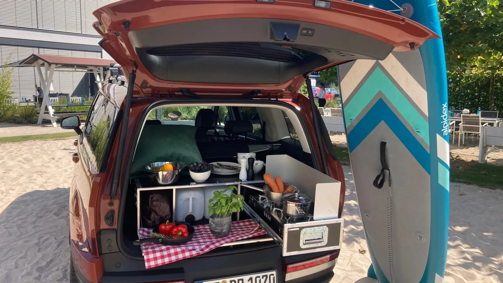 Mit Surfboard und Fahrrad ab ans Meer, Picknick am Strand inklusive. Der allradgetriebene neue Santa Fe präsentiert sich vielseitig.