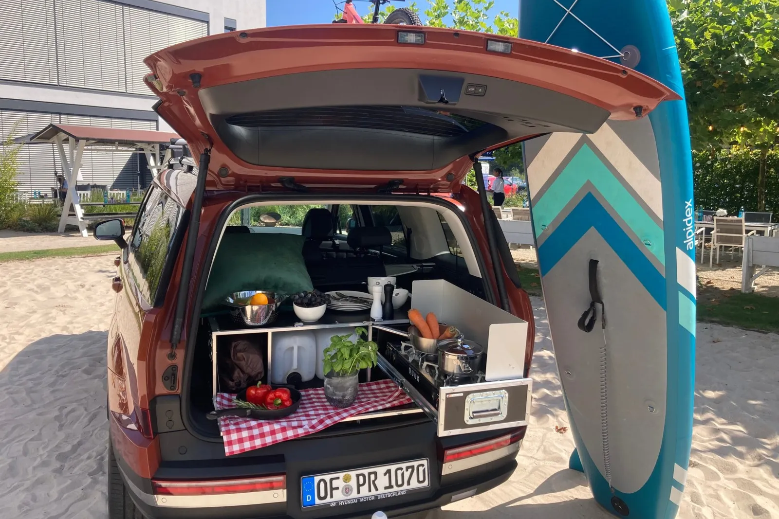 Mit Surfboard und Fahrrad ab ans Meer, Picknick am Strand inklusive. Der allradgetriebene neue Santa Fe präsentiert sich vielseitig.