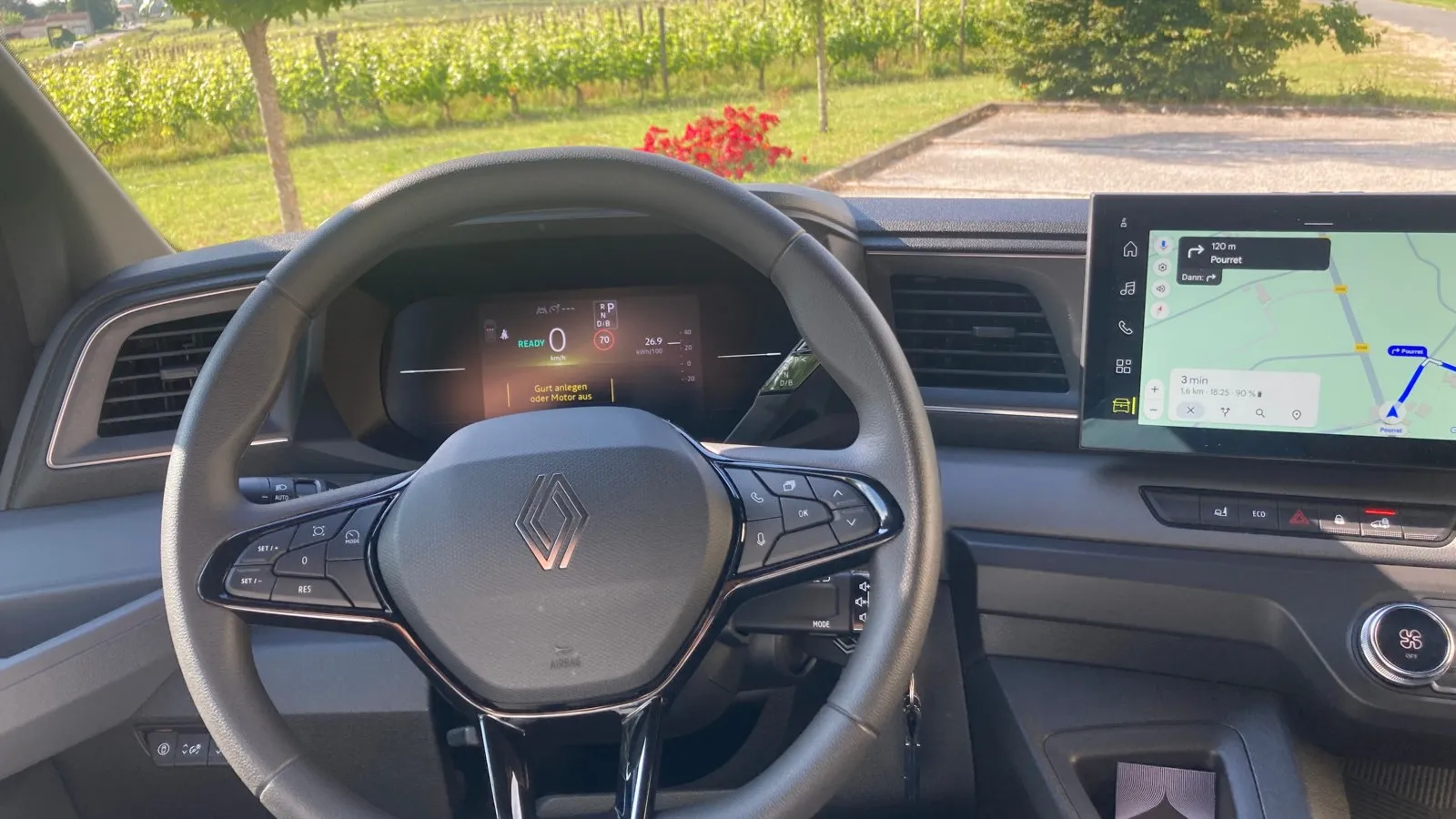Rollendes Büro, sicher auf der Straße: Im neuen Master unterstützen 20 Assistenzsysteme den Fahrer. Hierzu zählen die Seitenwindstabilisierung, der Notbremsassistent und die Anhängerstabilitätskontrolle. Zum ersten Mal ist Renaults OpenR-Link-System optional mit integrierten Google-Funktionen in einem leichten Nutzfahrzeug verfügbar.