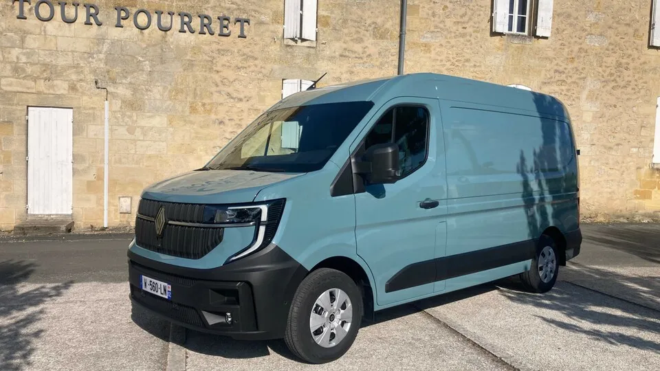 Eine volle Ladung Strom: Der neue Renault Master E-Tech rollt im Sommer zu den Händlern und kann ab sofort bestellt werden. Zum Start gibt’s eine kleine 40-kWh-Batterie mit bis zu 170 Kilometern Reichweite oder einen 87-kWh-Akku, der bis zu 460 Kilometer erlaubt. Die Nutzlast beträgt 1.625 Kilogramm, die Anhängerlast 2,5 Tonnen.