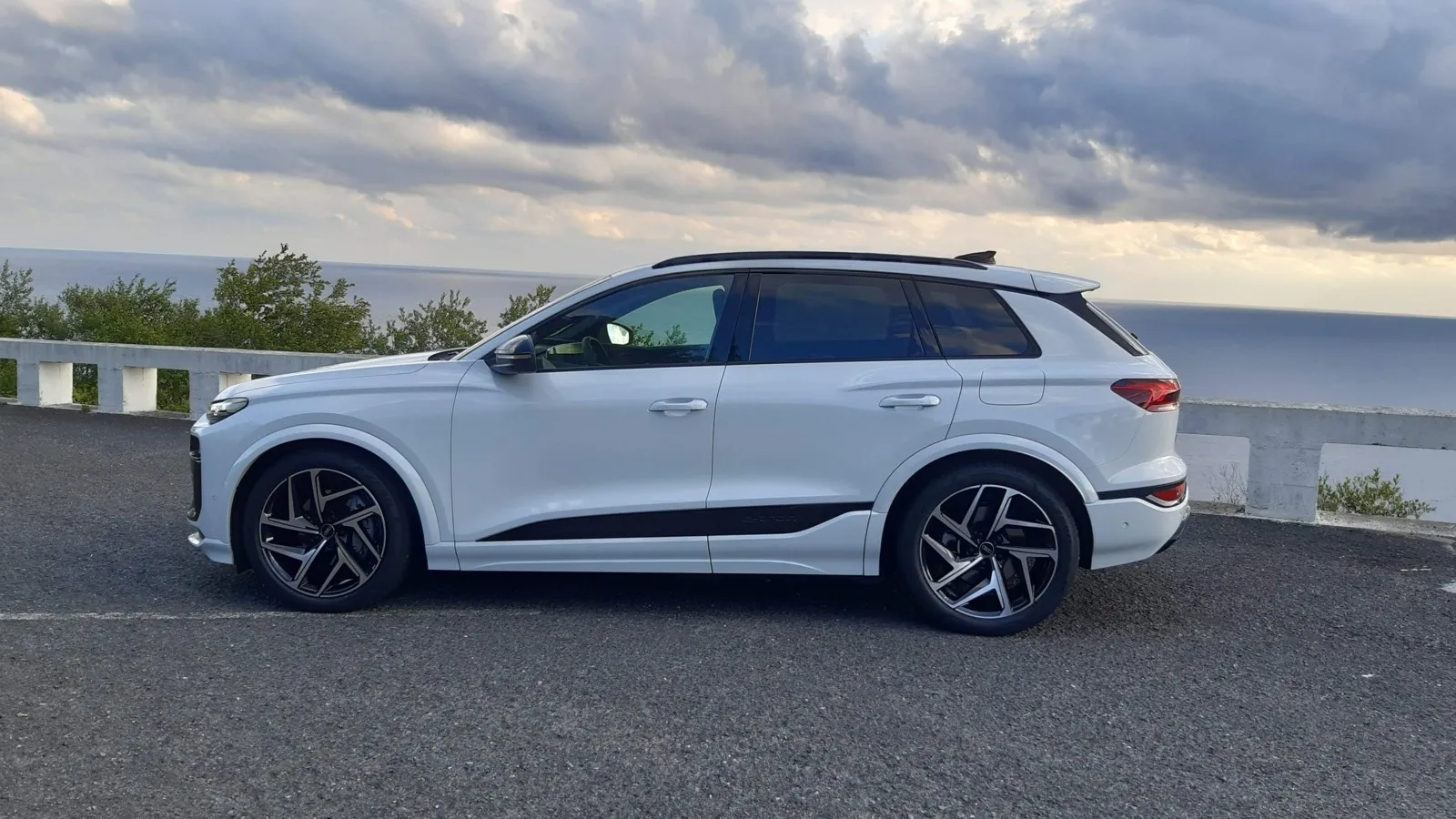 Das vollelektrische Mittelklasse-SUV misst 4,77 Meter in der Länge, ist 1,94 Meter breit und 1,69 Meter hoch.