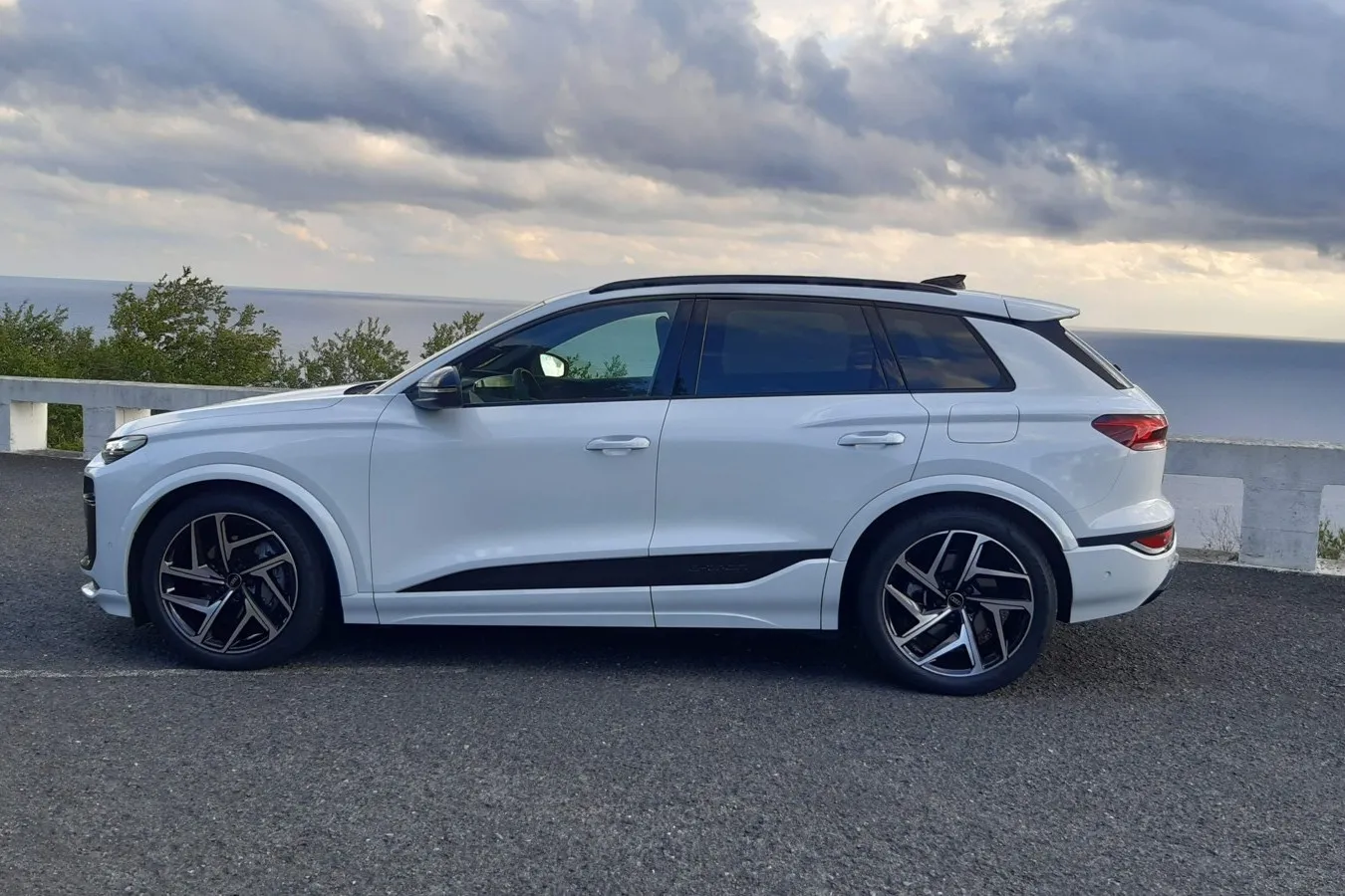 Das vollelektrische Mittelklasse-SUV misst 4,77 Meter in der Länge, ist 1,94 Meter breit und 1,69 Meter hoch.