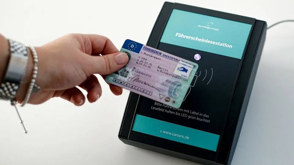 Zu den Pflichten des Fuhrparkmanagers gehört auch die regelmäßige Überprüfung der Gültigkeit der Führerscheine von Mitarbeitern, die Firmenwagen nutzen. Digitale Tools können die Fahrerlaubniskontrolle  nicht nur effizienter, sondern auch (rechts-)sicherer gestalten.