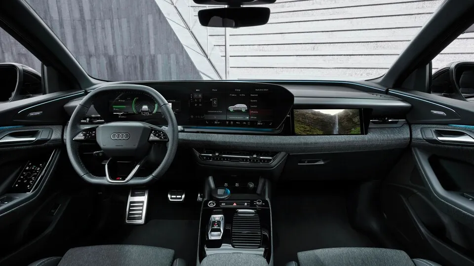 11,9-Zoll-Digitalinstrumente und der 14,5-Zoll-Touchscreen wurden gemeinsam im gekrümmten Panoramadisplay platziert. Zusätzlich gibt es einen 10,9-Zoll-Monitor für die Beifahrerseite.