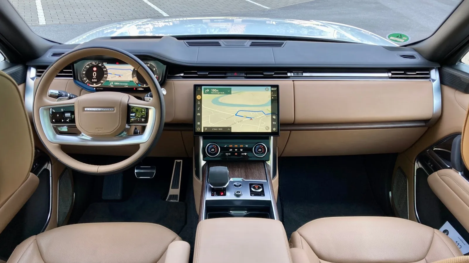 Range-Rover-Cockpit mit serienmäßigem 13,1-Zoll-Touchscreen und 12-Zoll-Digitalinstrumenten, die auch immer an Bord des SUVs sind.