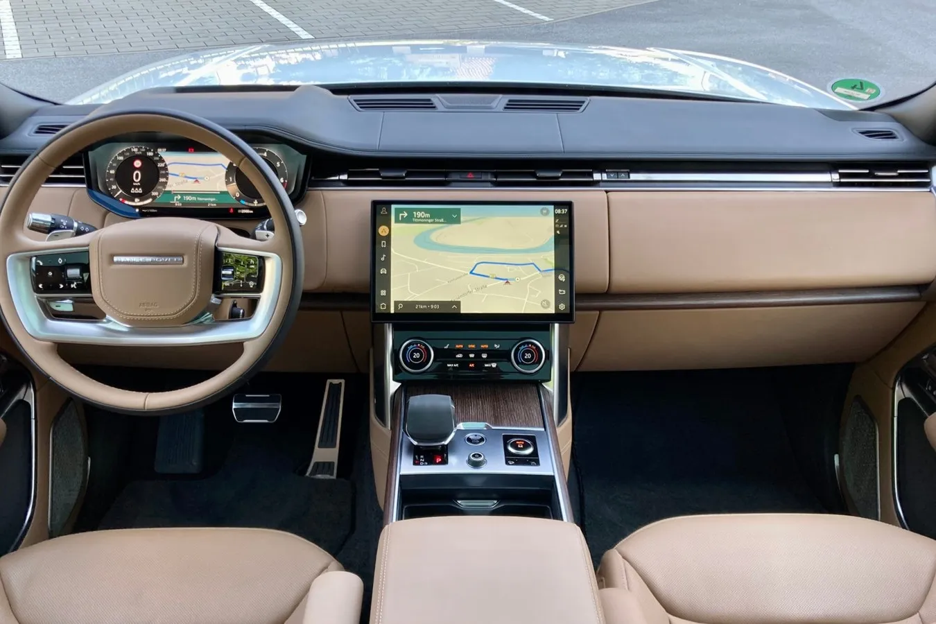 Range-Rover-Cockpit mit serienmäßigem 13,1-Zoll-Touchscreen und 12-Zoll-Digitalinstrumenten, die auch immer an Bord des SUVs sind.