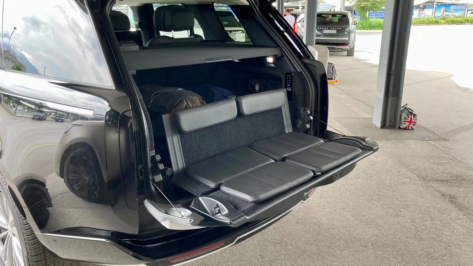 Mit der Option „Tailgate Event Suite“ wird der untere Teil der Heckklappe des Range Rover zur Picknick-Bank.
