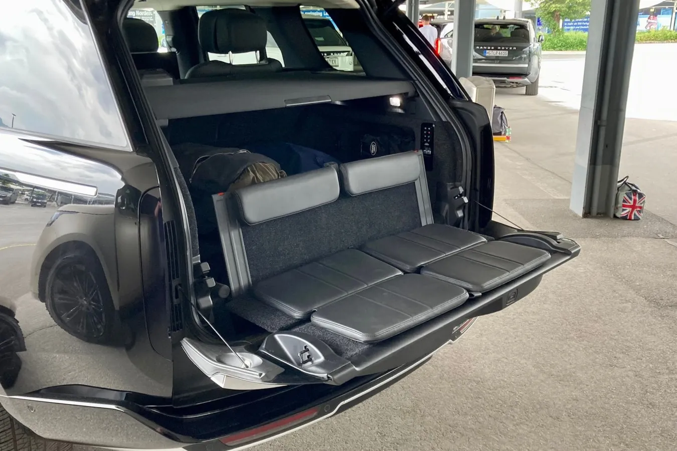 Mit der Option „Tailgate Event Suite“ wird der untere Teil der Heckklappe des Range Rover zur Picknick-Bank.