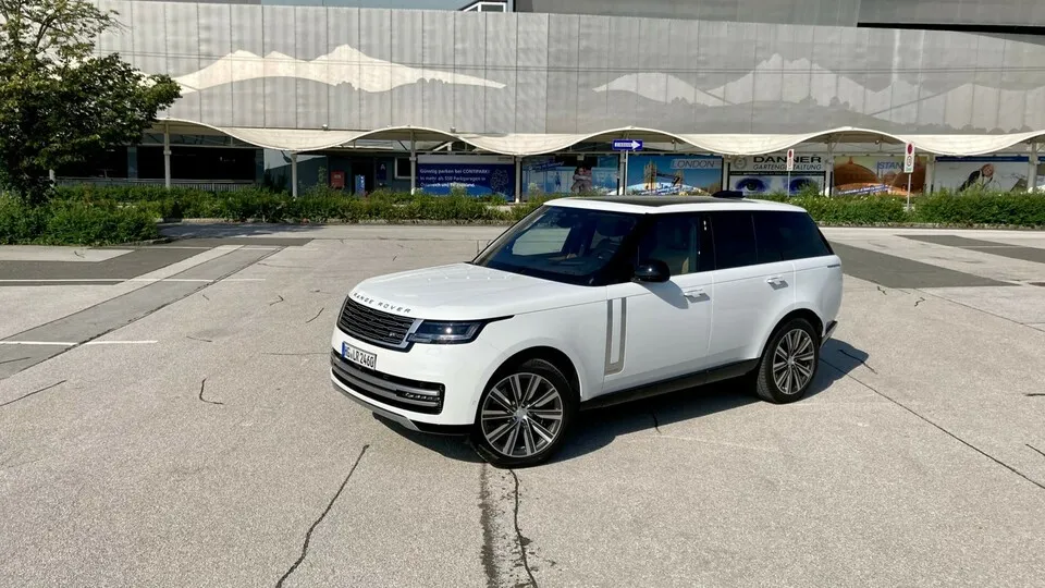 Der Range Rover Generation fünf fährt vor. An der Front hat sich optisch aber kaum etwas geändert.