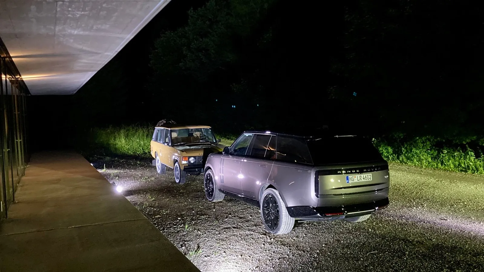 Der erste Range Rover (hinten im Bild) gilt als Urvater der straßentauglichen Luxus-SUVs.