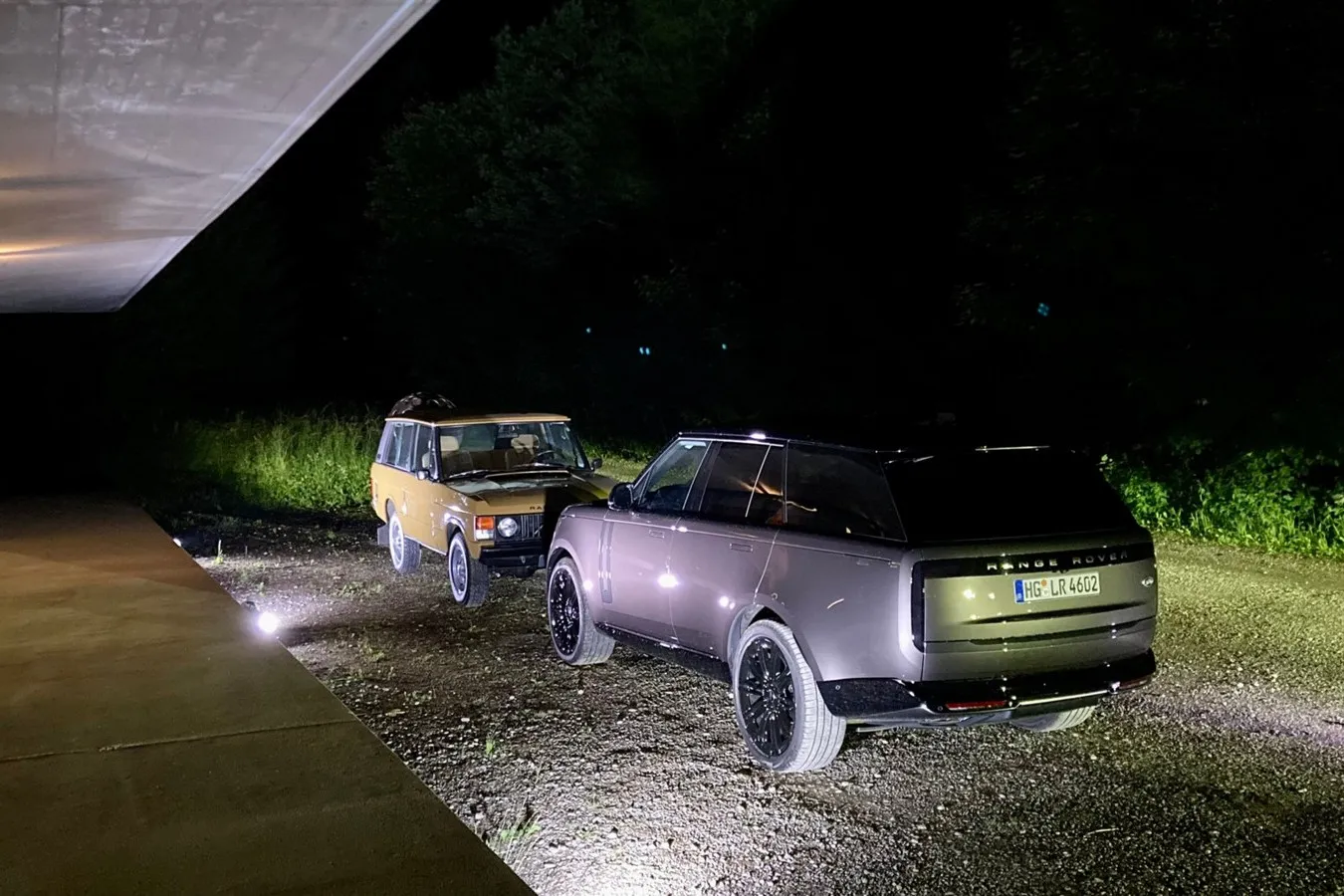 Der erste Range Rover (hinten im Bild) gilt als Urvater der straßentauglichen Luxus-SUVs.