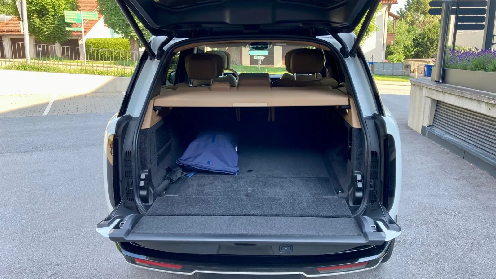 Zweiteilige Heckklappe für den Range Rover, dahinter massig Platz für das Gepäck.