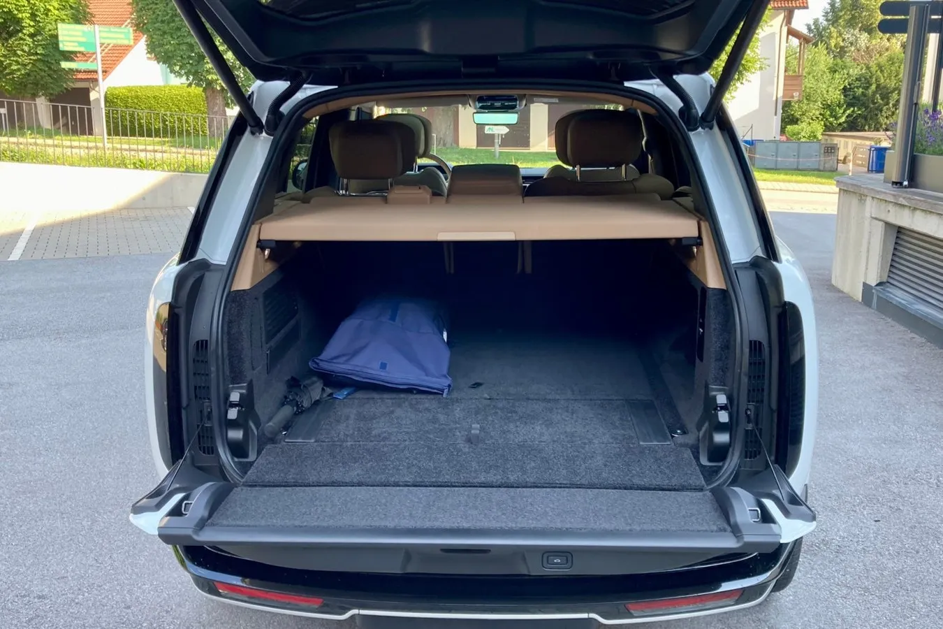 Zweiteilige Heckklappe für den Range Rover, dahinter massig Platz für das Gepäck.