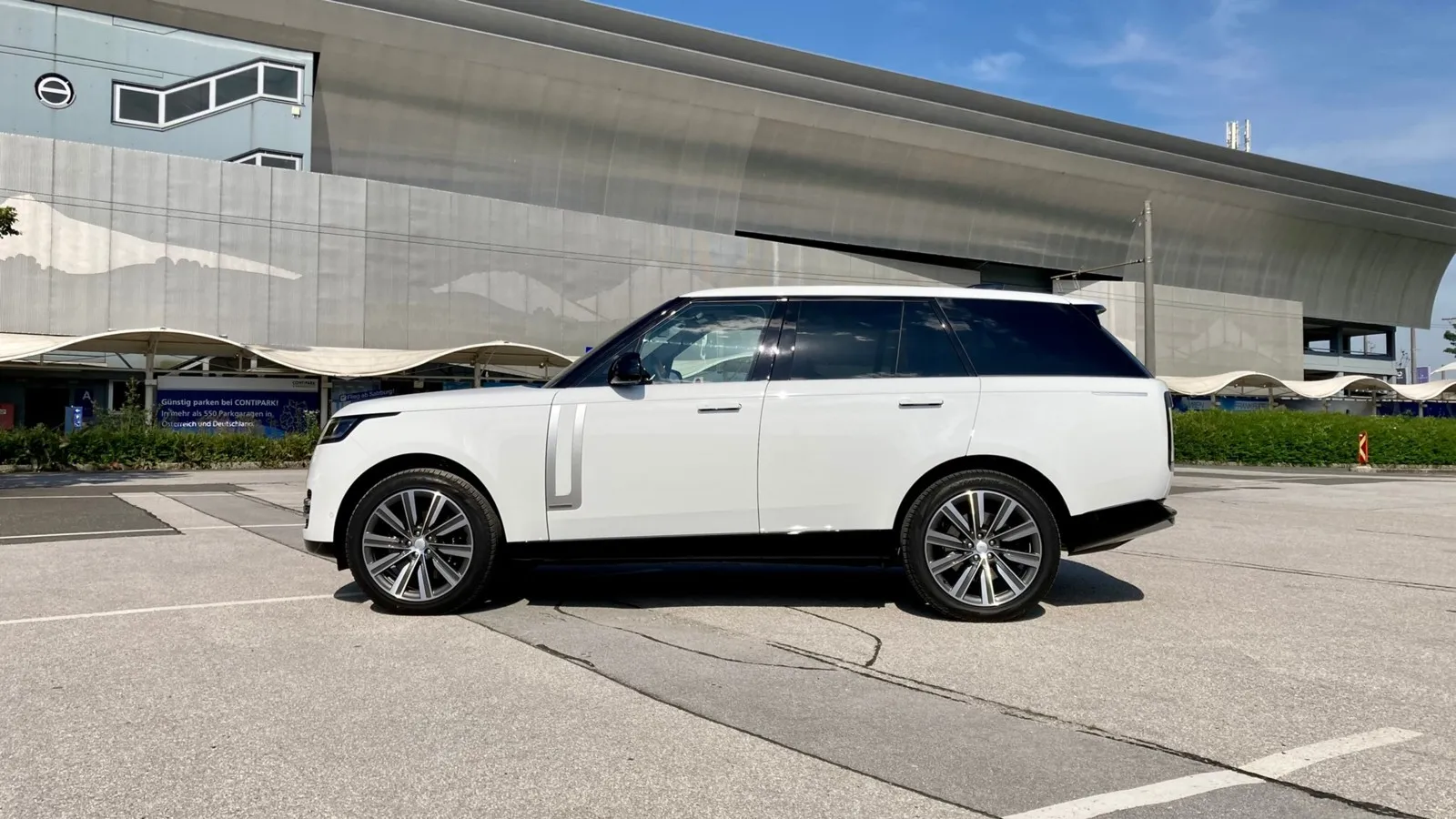 Auch beim Design der Seitenlinie bleibt sich der Range Rover treu.