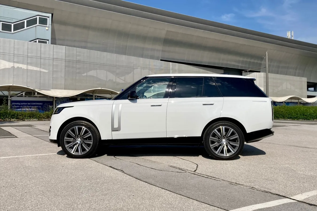 Auch beim Design der Seitenlinie bleibt sich der Range Rover treu.