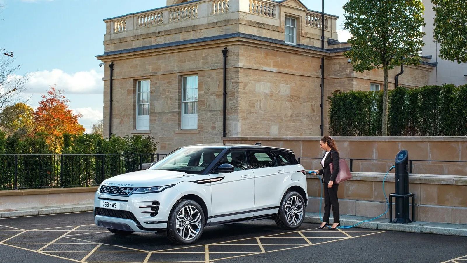Platz 6: Mit Wartungs- und Verschleißteilkosten von knapp 1.260 Euro müssen der Fuhrparkverantwortliche für den Range Rover Evoque P300e rechnen.
