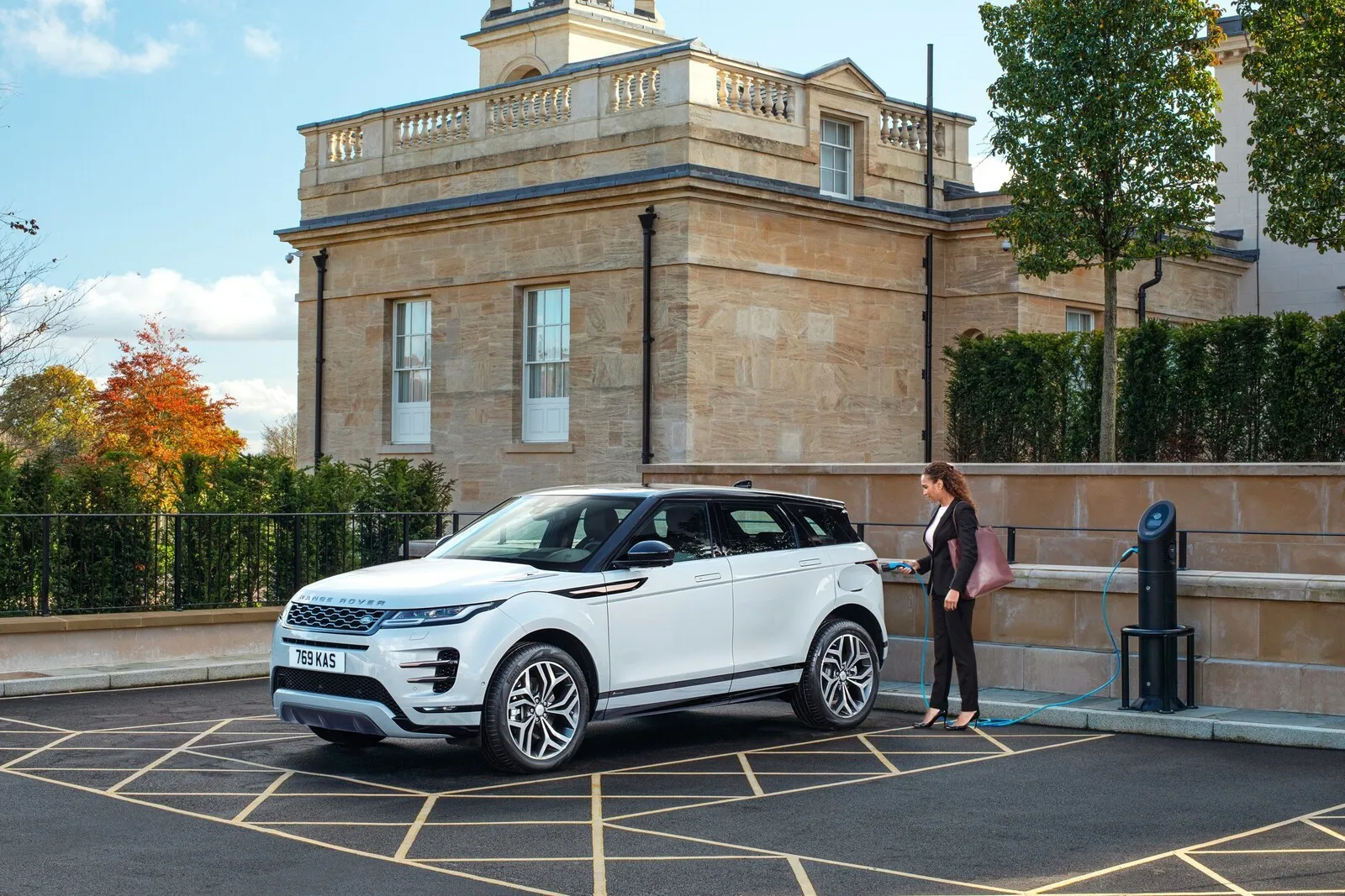 Platz 6: Mit Wartungs- und Verschleißteilkosten von knapp 1.260 Euro müssen der Fuhrparkverantwortliche für den Range Rover Evoque P300e rechnen.
