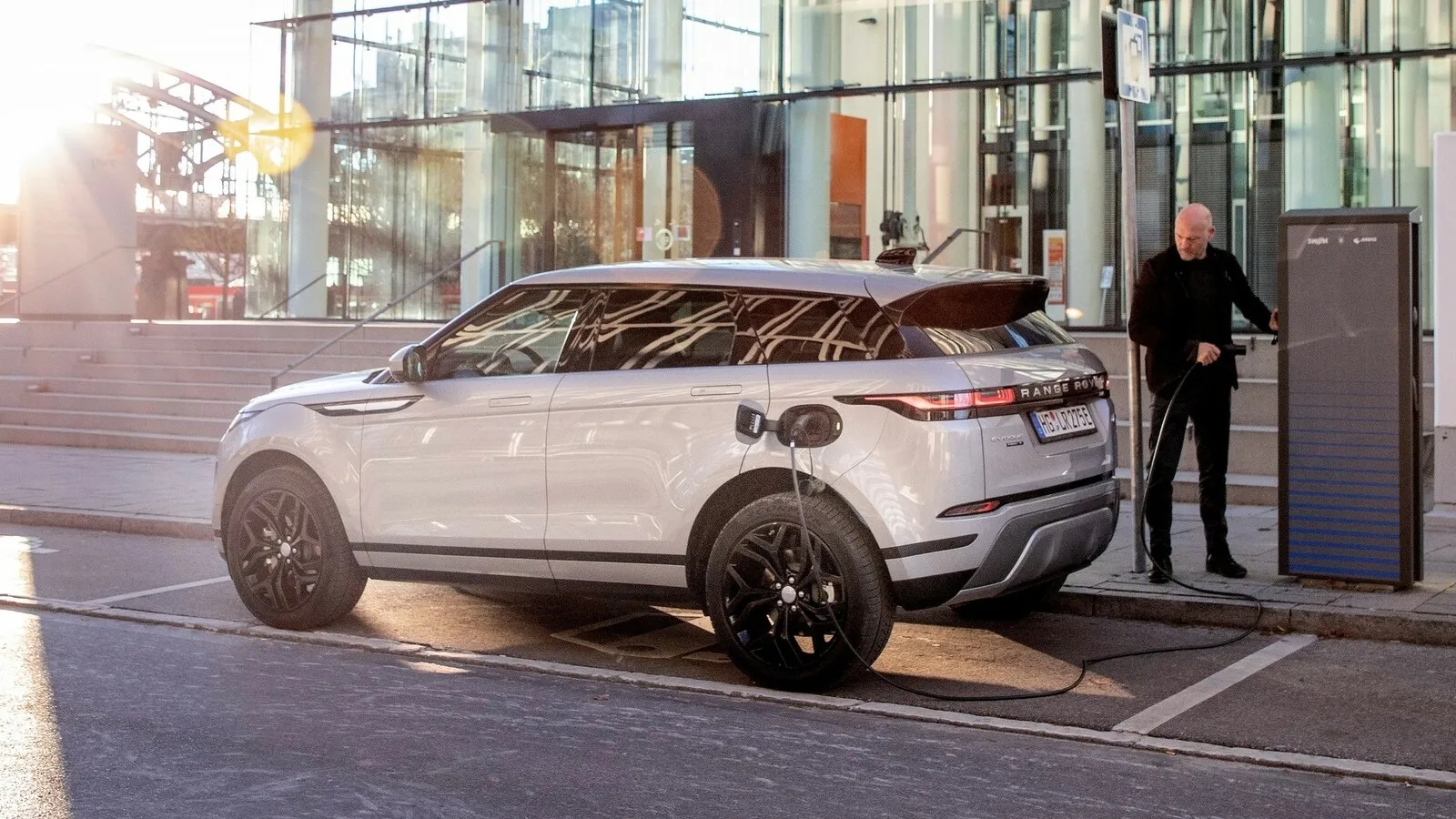 Range Rover Evoque: Der 1.5 P300e S AWD ist je Kilometer 28,0 Prozent günstiger als der 2.0 P300 S AWD.