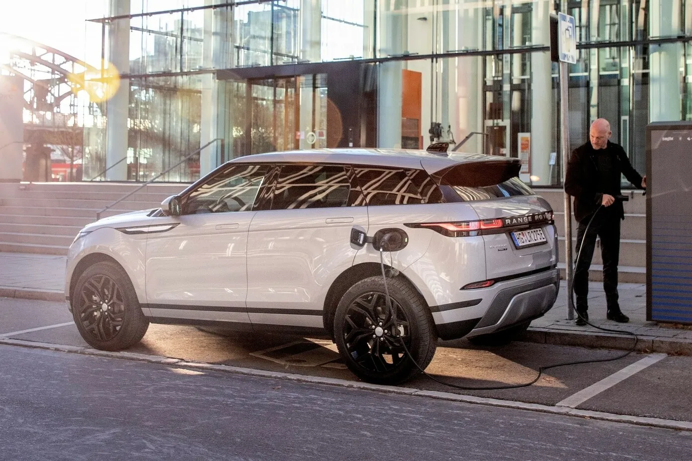 Range Rover Evoque: Der 1.5 P300e S AWD ist je Kilometer 28,0 Prozent günstiger als der 2.0 P300 S AWD.