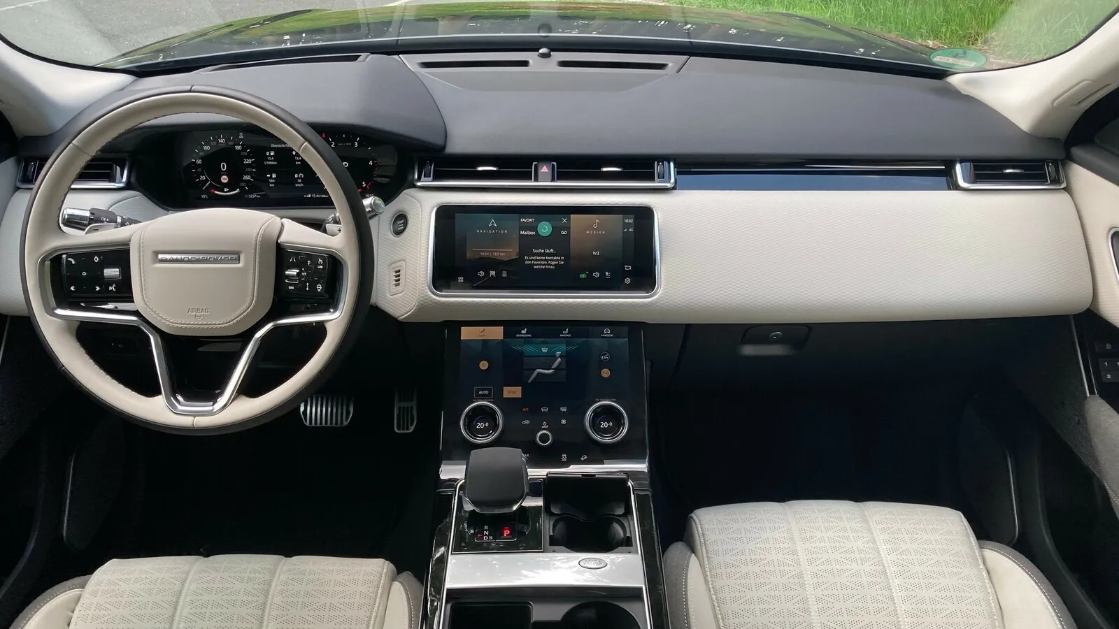 Innen gibt es für den Velar ein neues Lenkrad, einen Automatik-Wählhebel anstelle des Drehrads und vor allem das Infotainmentsystem Pivi.