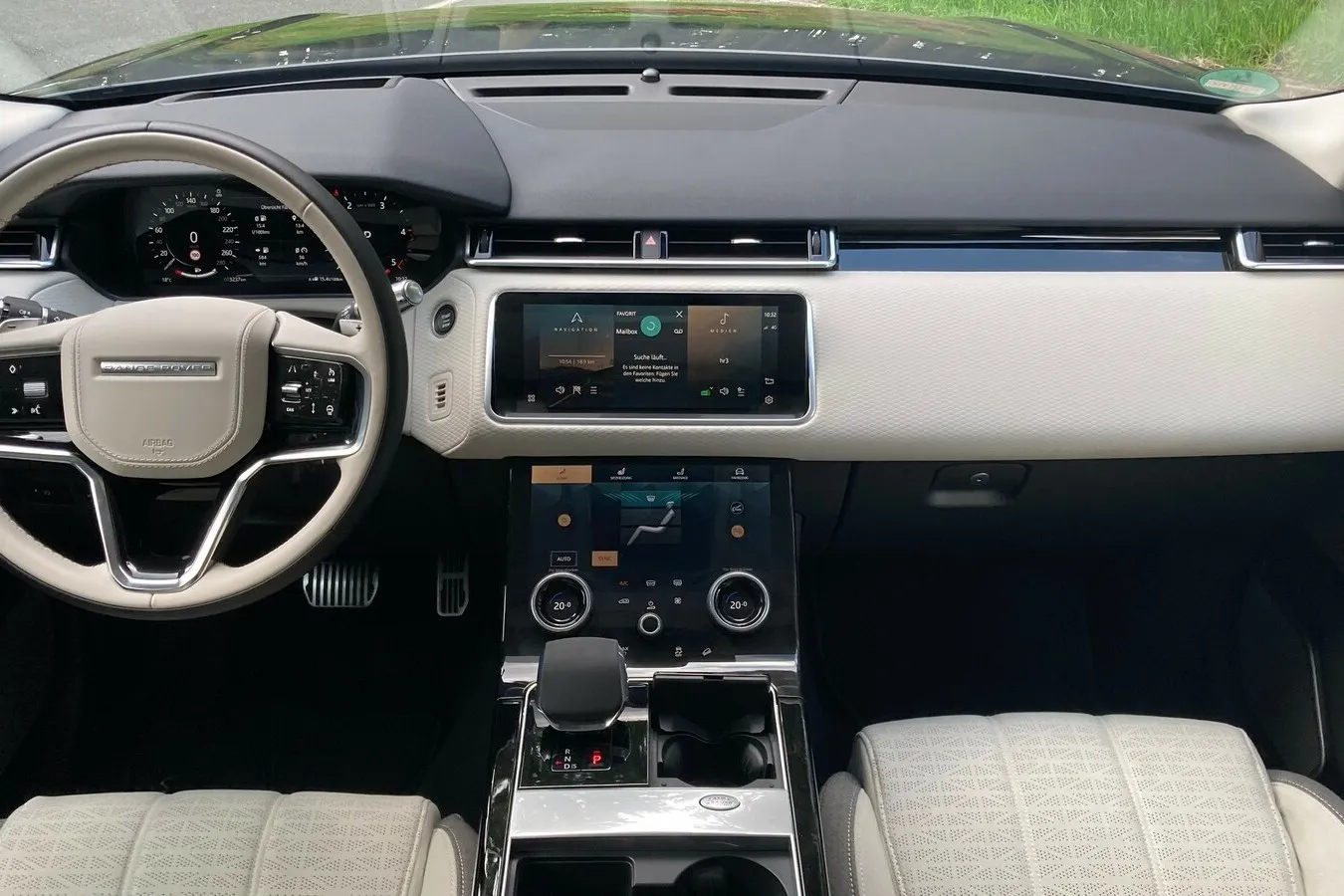 Innen gibt es für den Velar ein neues Lenkrad, einen Automatik-Wählhebel anstelle des Drehrads  und vor allem das Infotainmentsystem Pivi.
