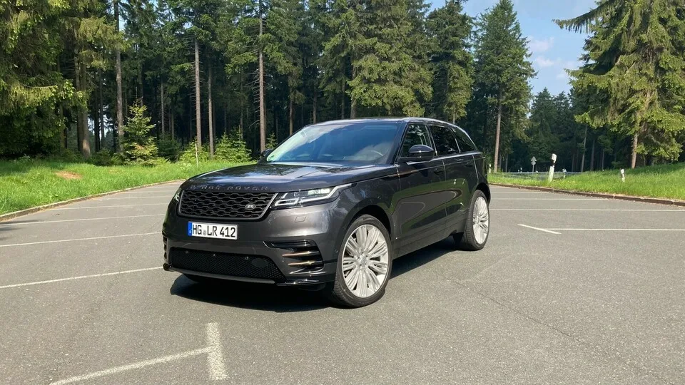 Gleiches Design, neue Technik – so geht jetzt der überarbeitete Range Rover Velar an den Start.