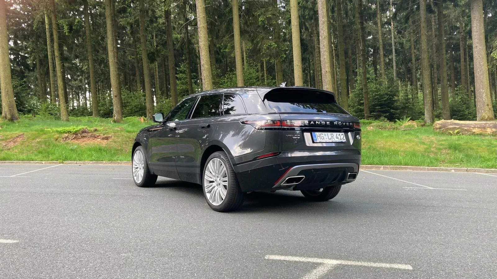 Auch am Heck spielt der Engländer den Dynamiker unter den SUVs.